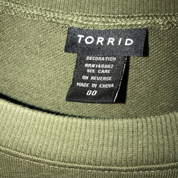 TORRID GREEN RUFFLED COLD SHOULDER SWEATSHIRT 00 - Picture 4 of 6